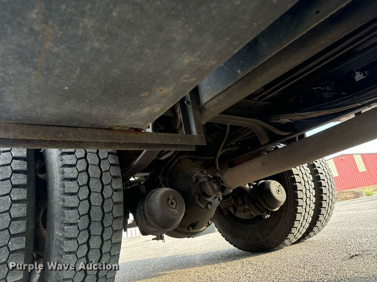 image for item DO1707 1997 International 4900 scissor lift truck