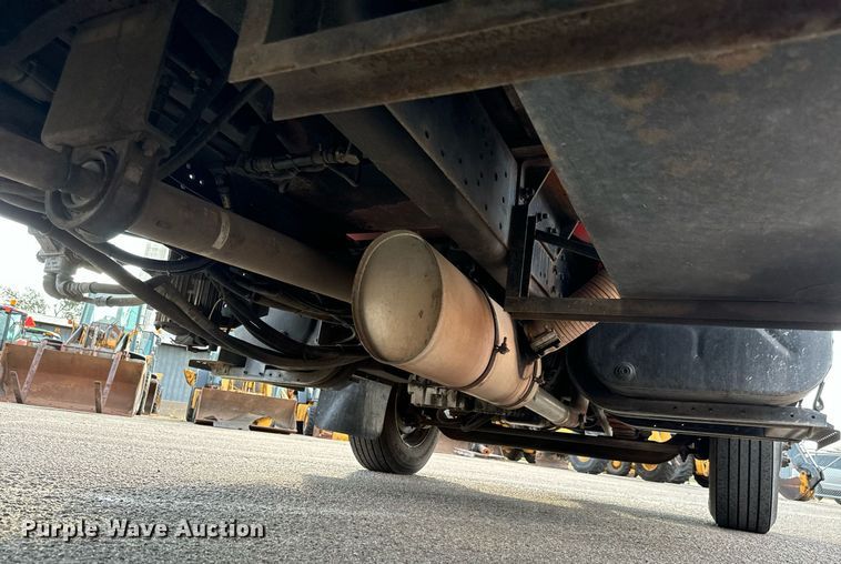 image for item DO1707 1997 International 4900 scissor lift truck