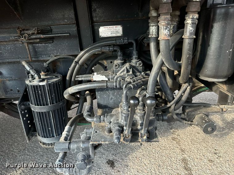 image for item DO1707 1997 International 4900 scissor lift truck