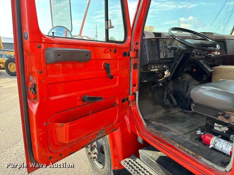 image for item DO1707 1997 International 4900 scissor lift truck