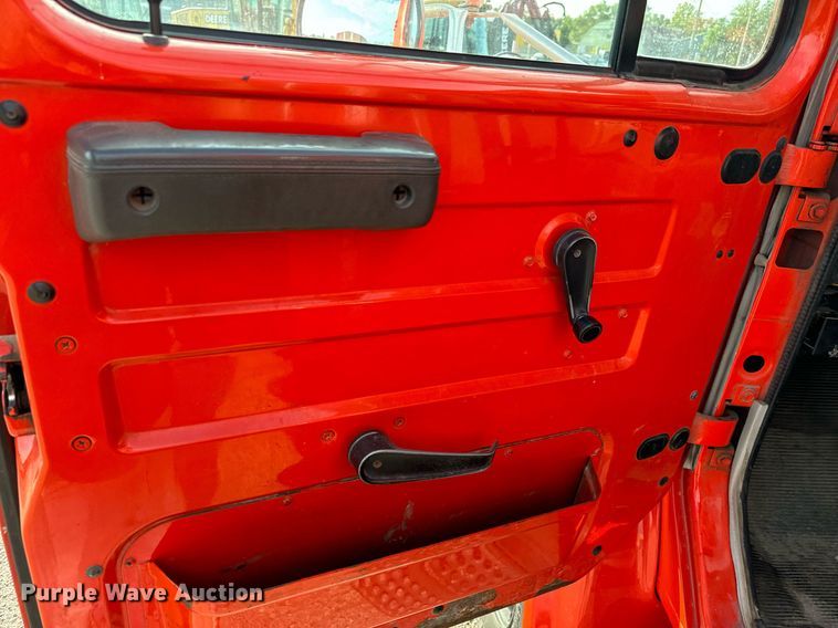 image for item DO1707 1997 International 4900 scissor lift truck