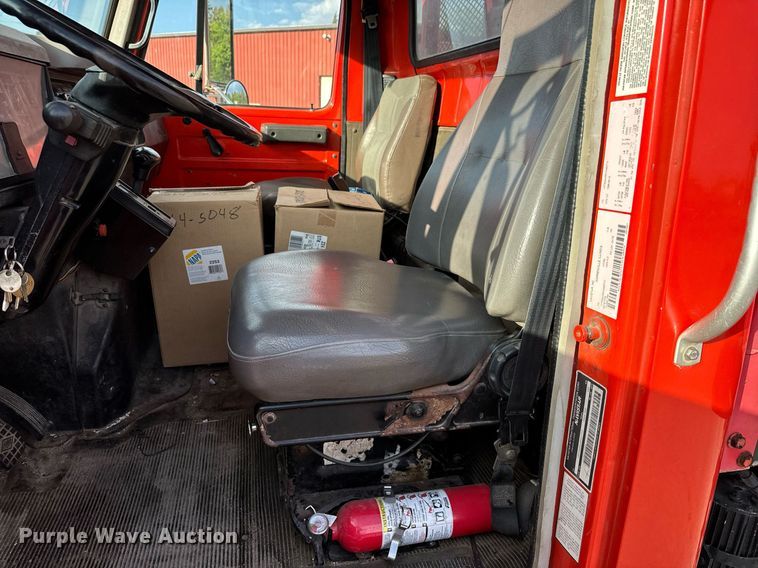 image for item DO1707 1997 International 4900 scissor lift truck