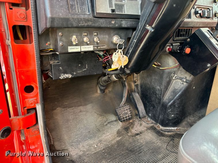 image for item DO1707 1997 International 4900 scissor lift truck