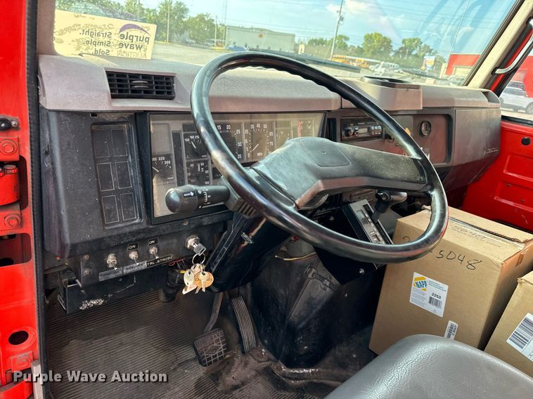 image for item DO1707 1997 International 4900 scissor lift truck