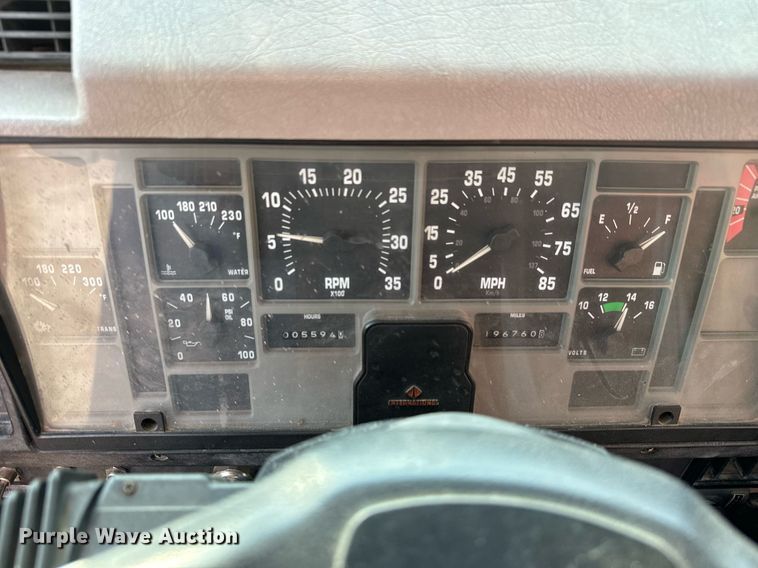 image for item DO1707 1997 International 4900 scissor lift truck