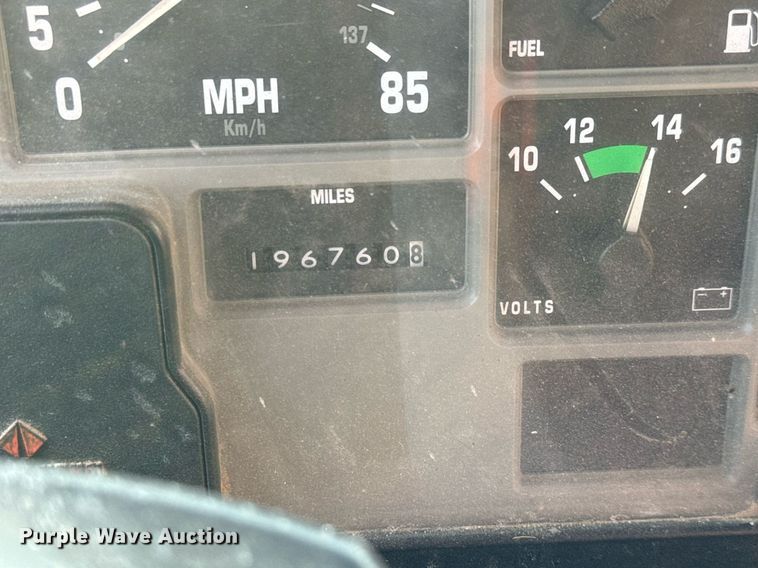 image for item DO1707 1997 International 4900 scissor lift truck