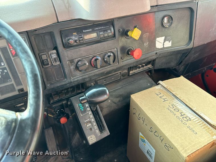 image for item DO1707 1997 International 4900 scissor lift truck