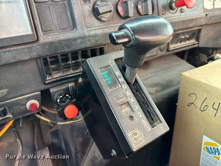 image for item DO1707 1997 International 4900 scissor lift truck