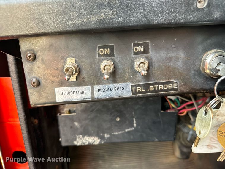 image for item DO1707 1997 International 4900 scissor lift truck