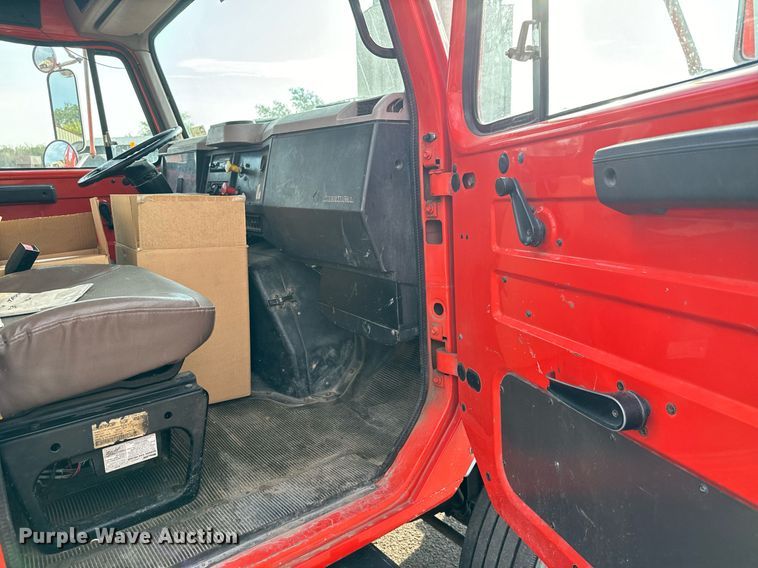 image for item DO1707 1997 International 4900 scissor lift truck