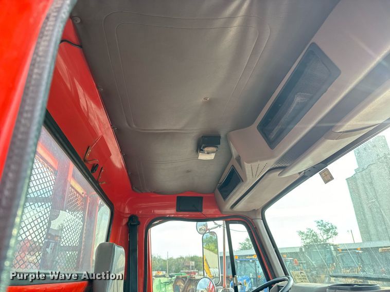 image for item DO1707 1997 International 4900 scissor lift truck