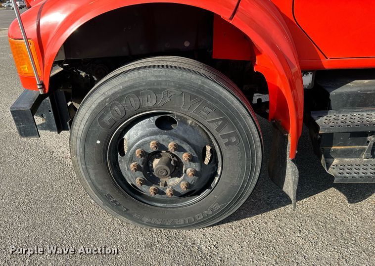 image for item DO1707 1997 International 4900 scissor lift truck