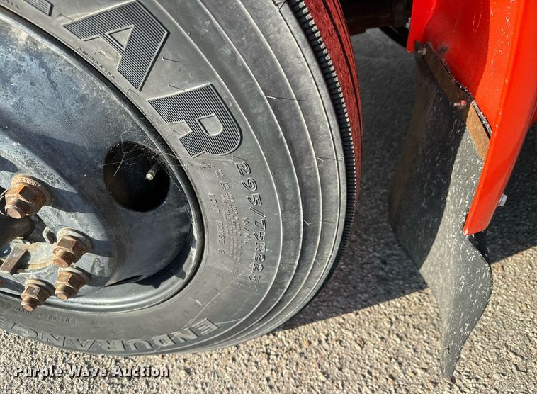 image for item DO1707 1997 International 4900 scissor lift truck