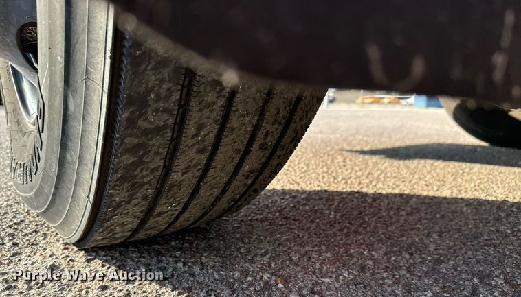 image for item DO1707 1997 International 4900 scissor lift truck