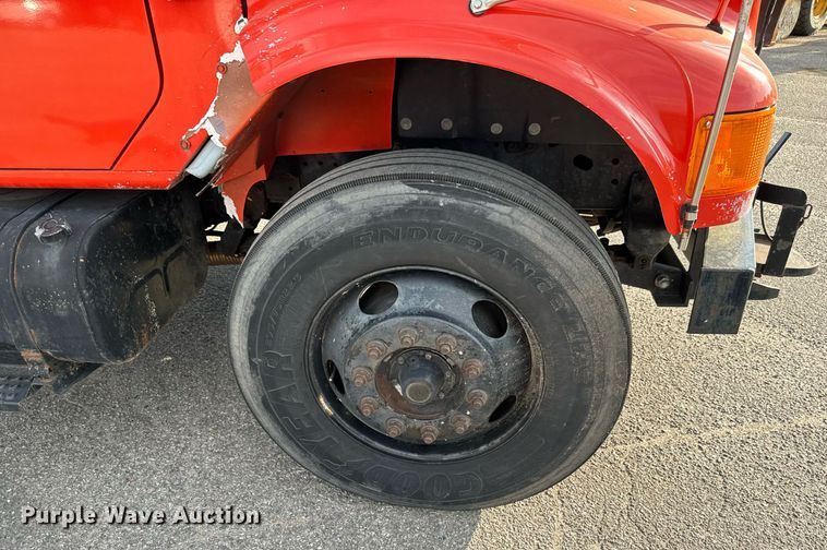 image for item DO1707 1997 International 4900 scissor lift truck