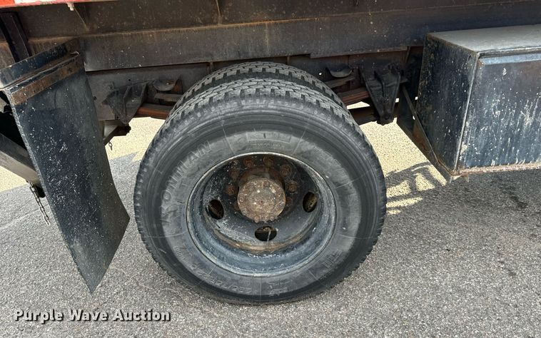 image for item DO1707 1997 International 4900 scissor lift truck