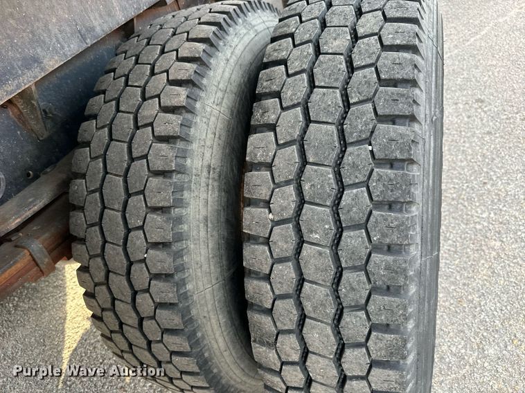 image for item DO1707 1997 International 4900 scissor lift truck