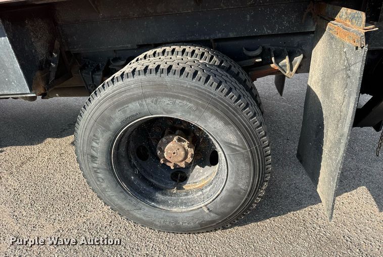 image for item DO1707 1997 International 4900 scissor lift truck