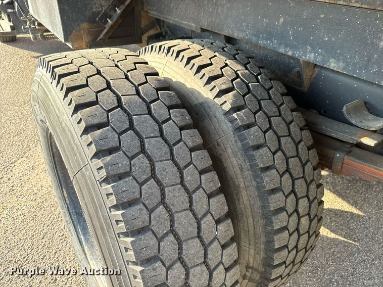 image for item DO1707 1997 International 4900 scissor lift truck