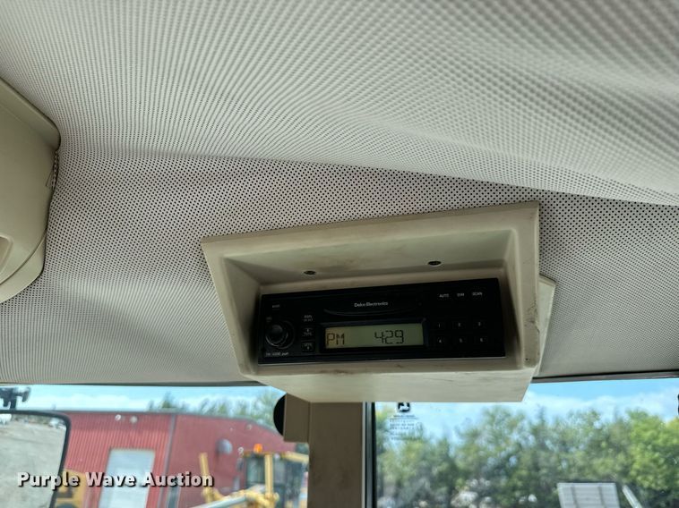 image for item DO1721 2007 John Deere 6415 tractor