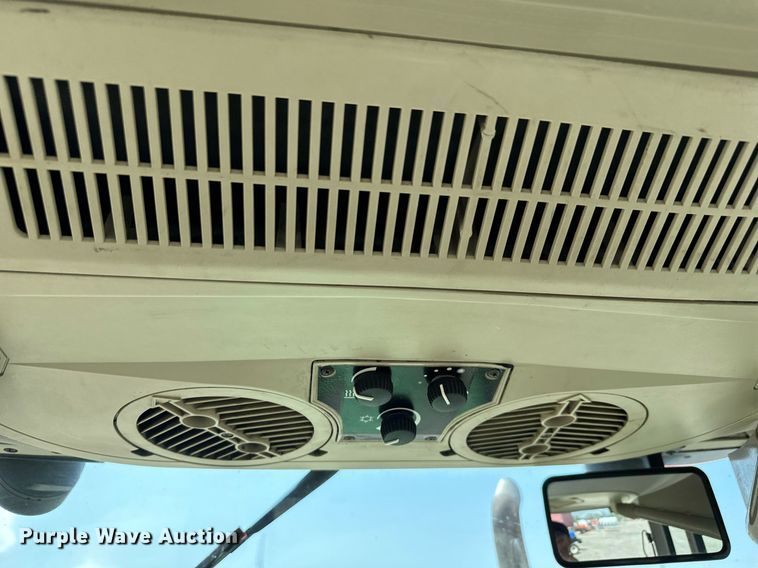 image for item DO1721 2007 John Deere 6415 tractor