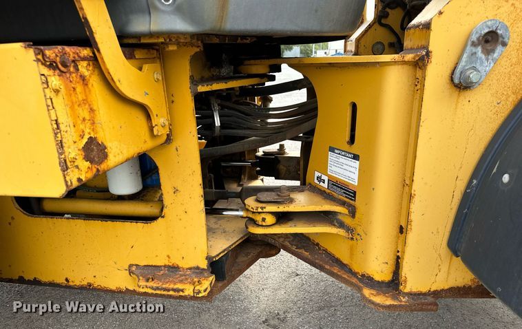 image for item DO1722 2006 John Deere 444J wheel loader