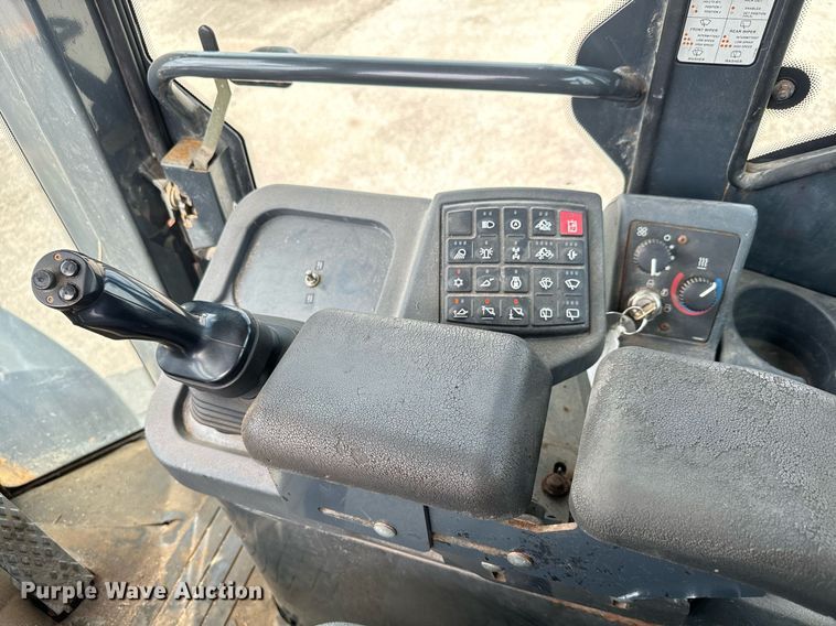 image for item DO1722 2006 John Deere 444J wheel loader