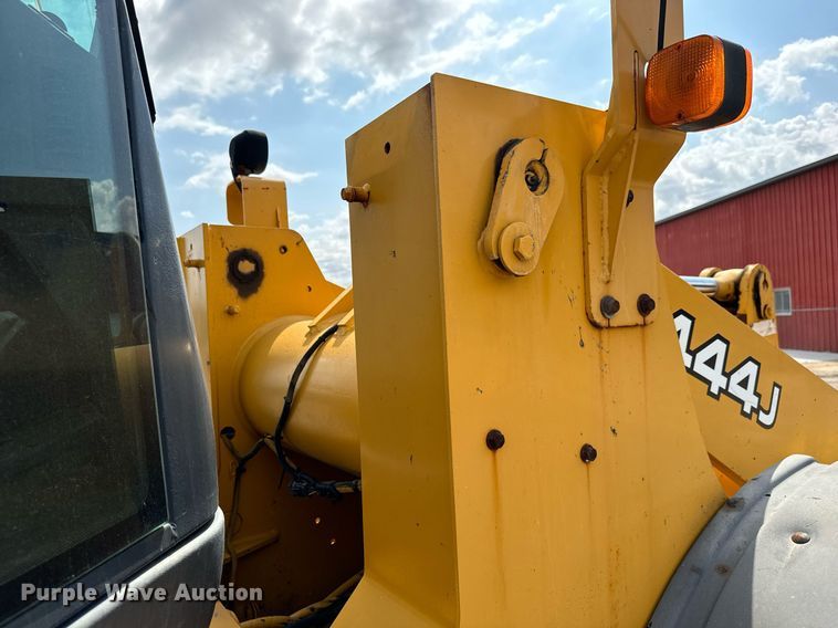 image for item DO1723 2005 John Deere 444J wheel loader