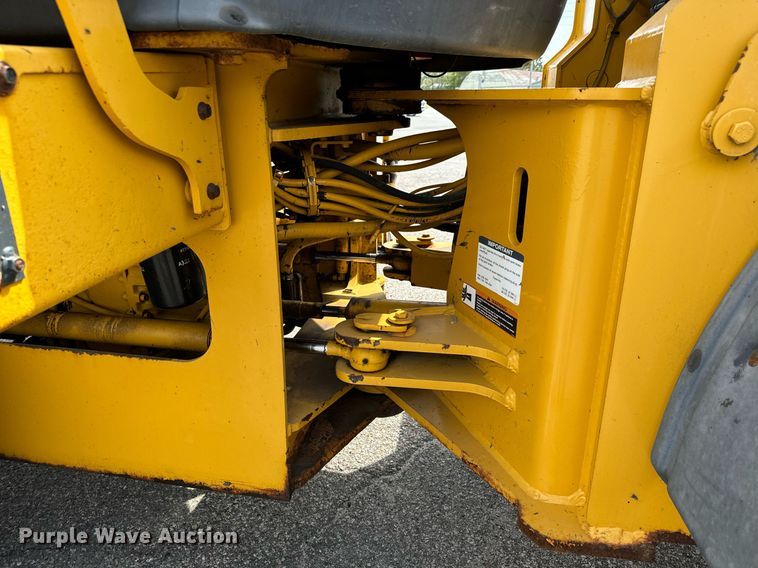 image for item DO1723 2005 John Deere 444J wheel loader