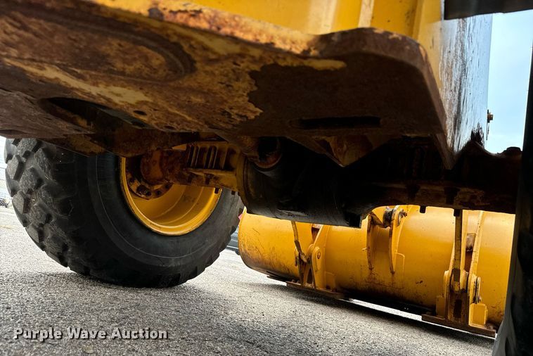 image for item DO1723 2005 John Deere 444J wheel loader