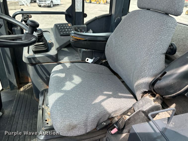 image for item DO1723 2005 John Deere 444J wheel loader