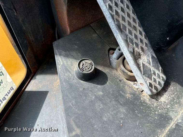 image for item DO1723 2005 John Deere 444J wheel loader