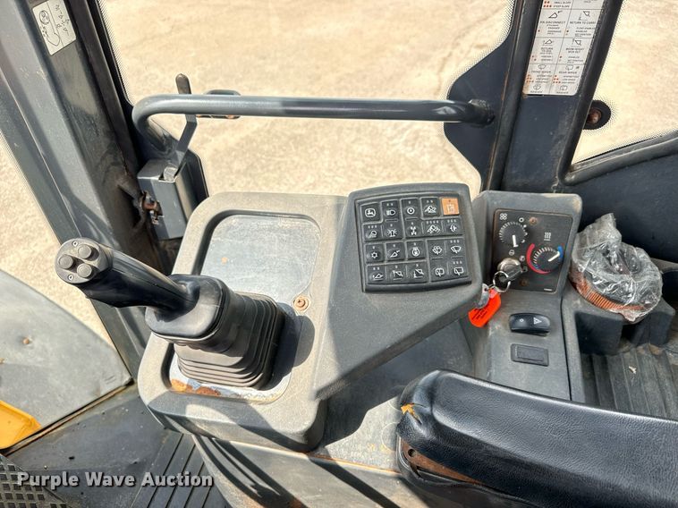 image for item DO1723 2005 John Deere 444J wheel loader