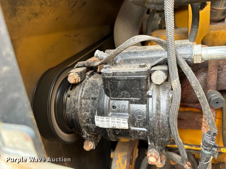 image for item DO1723 2005 John Deere 444J wheel loader