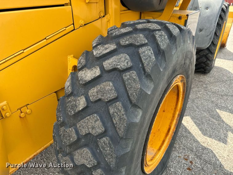 image for item DO1723 2005 John Deere 444J wheel loader