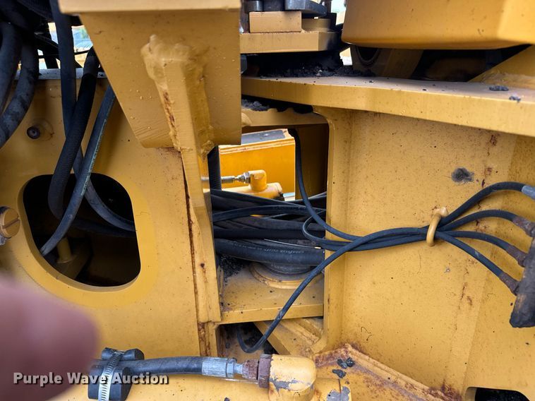 image for item DO1729 2004 John Deere 670CH Series II motor grader