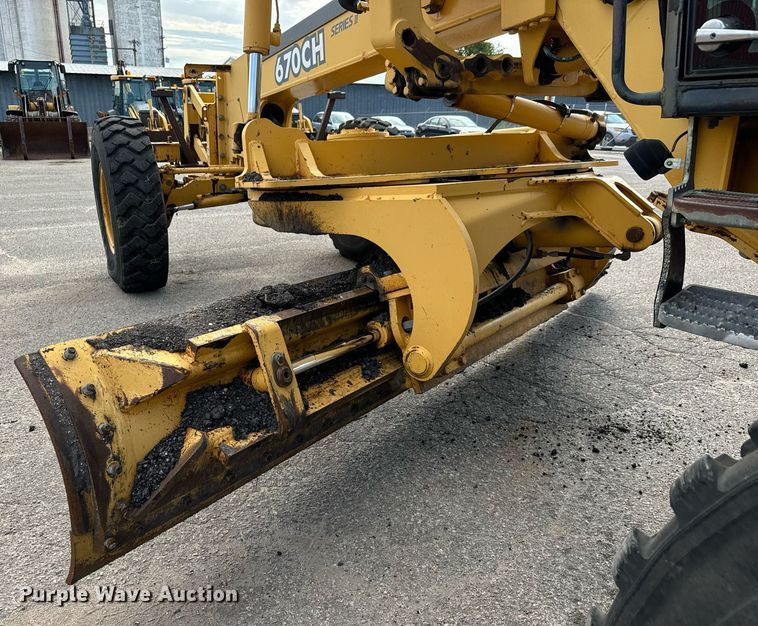 image for item DO1729 2004 John Deere 670CH Series II motor grader