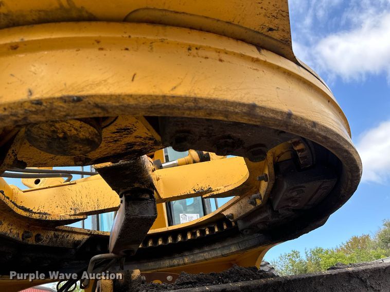 image for item DO1729 2004 John Deere 670CH Series II motor grader