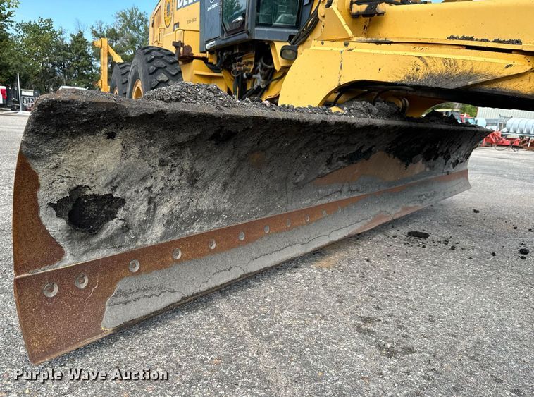 image for item DO1729 2004 John Deere 670CH Series II motor grader