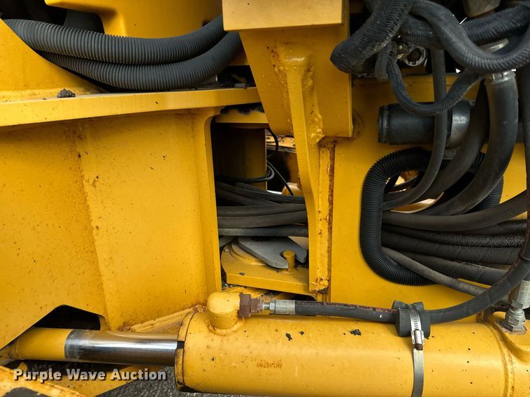 image for item DO1729 2004 John Deere 670CH Series II motor grader