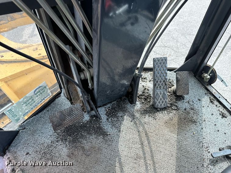 image for item DO1729 2004 John Deere 670CH Series II motor grader