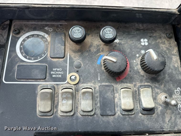 image for item DO1729 2004 John Deere 670CH Series II motor grader