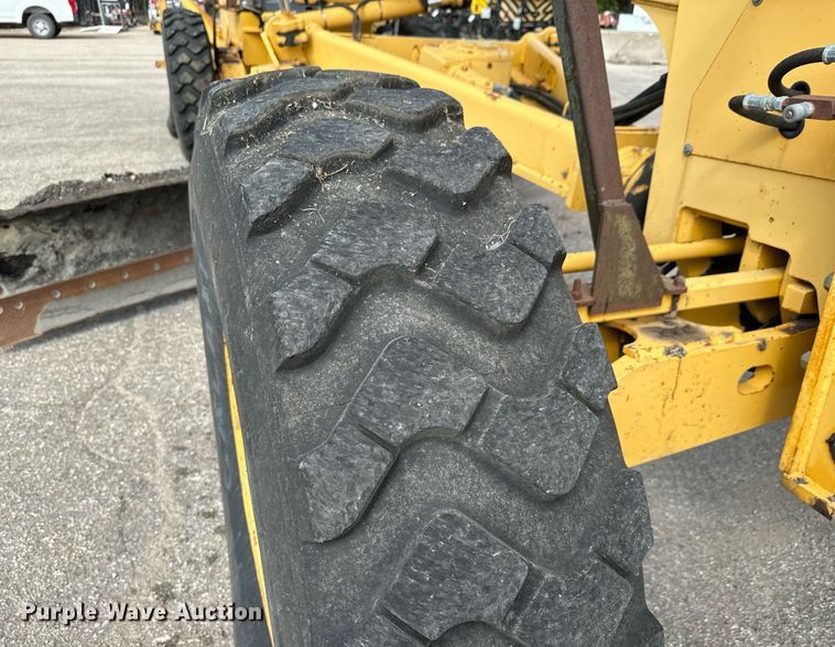 image for item DO1729 2004 John Deere 670CH Series II motor grader