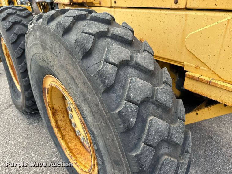 image for item DO1729 2004 John Deere 670CH Series II motor grader