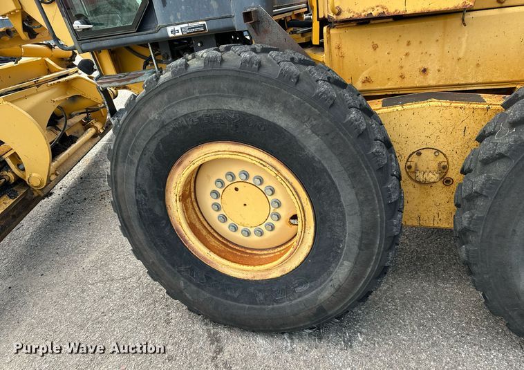 image for item DO1729 2004 John Deere 670CH Series II motor grader