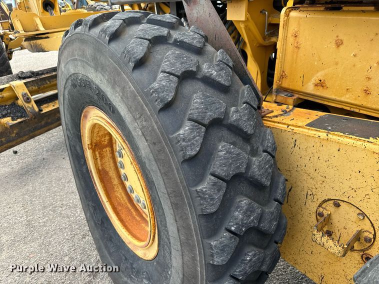 image for item DO1729 2004 John Deere 670CH Series II motor grader