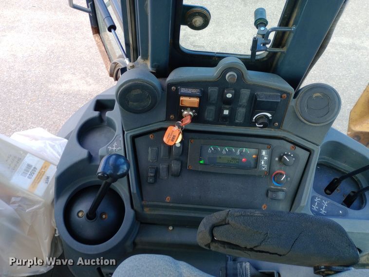 image for item DO1735 2008 John Deere 310J backhoe