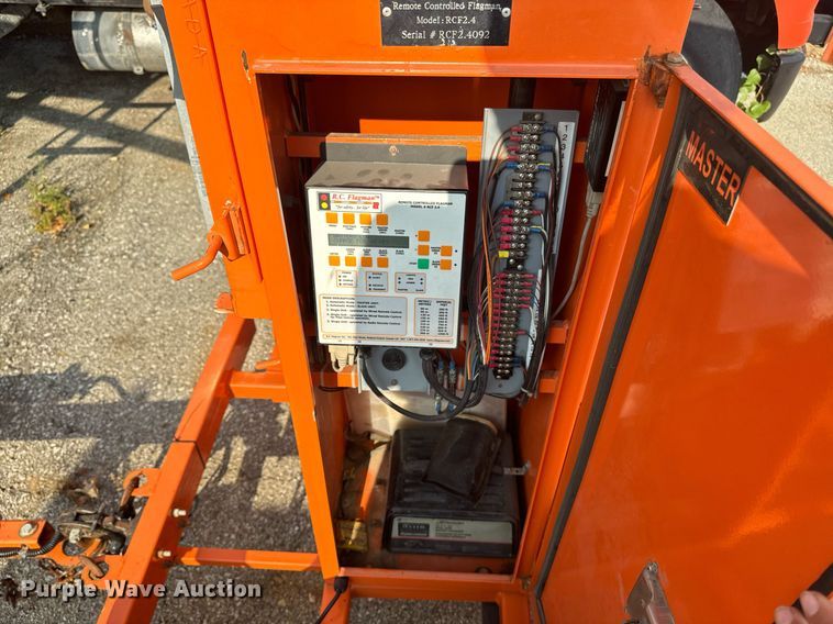 image for item DQ6268 2007 R.C. Flagman RCF2.4 traffic signal system