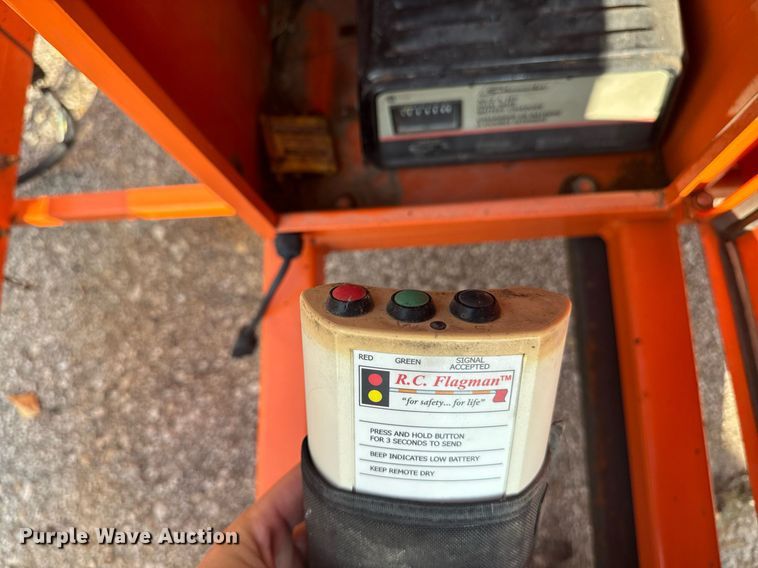 image for item DQ6268 2007 R.C. Flagman RCF2.4 traffic signal system