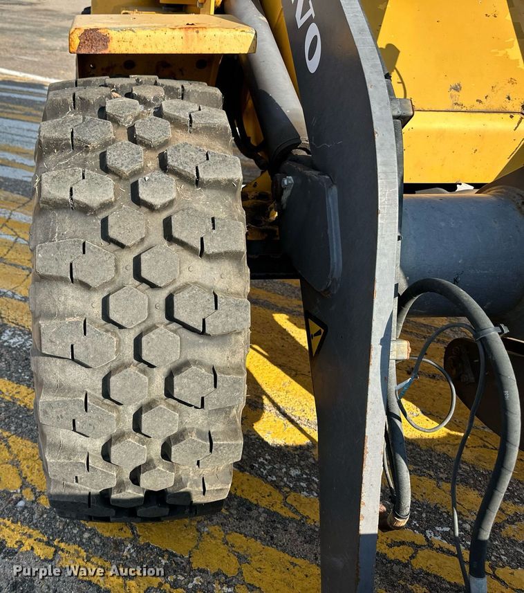 image for item DV2788 2004 Volvo L30B wheel loader